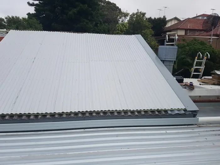 Pale metal roof sheets with evenly spaced fasteners in Sydney